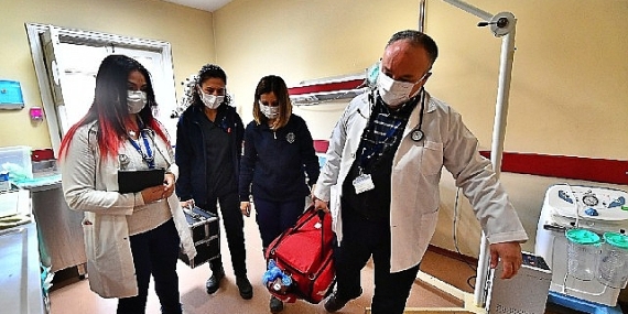 Eşrefpaşa Hastanesi'nin evde bakım ekipleri 18 bin kişiye derman oldu