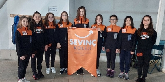 Genç Yüzücüler, Türkiye Şampiyonası'nda Rakiplerini Geride Bıraktı!