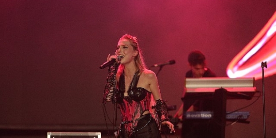 İstanbul Festivali'nin Coşkulu İkinci Gününde Skapova, Yedinci Ev, Mavi ve Güneş Sahne Aldı