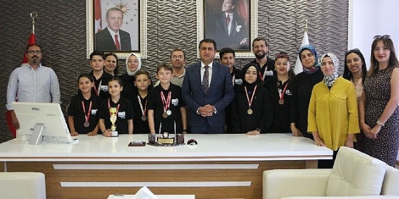 Kazandıkları kupayı İl Milli Eğitim Müdürlüğüne Hediye Ettiler