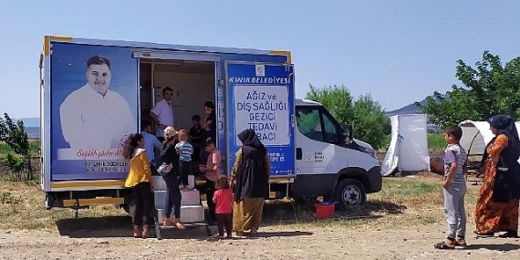 Kınık'ta gezici diş sağlığı aracında tarım işçilerine sağlık taraması