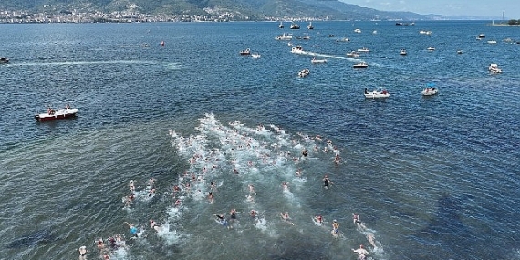 Kocaeli'nin iki yakası yüzlerce yüzücünün kulaçları ile birleşti