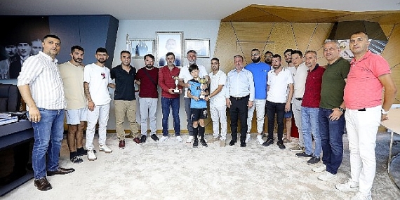 Şampiyonluk kupasını Başkan Sandal'a getirdiler