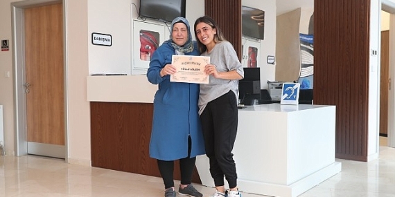 55 yaşındaki kadın, sporla bastonunu attı