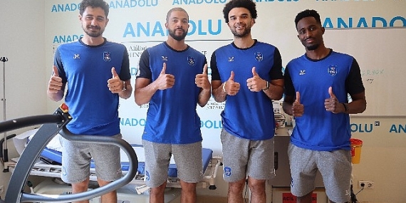 Anadolu Efesli 4 basketbolcu sağlık kontrolünden geçti