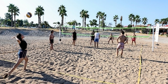 Antalya Büyükşehir'den Konyaaltı Plajı'na Ücretsiz Plaj Voleybol Sahaları