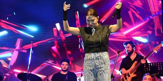 Ebru Yaşar'dan Büyüleyici Sahne Performansı: Hastalığa İnat!