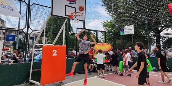 Gölcük sahilinde heyecan sırası sokak basketbolunda 
