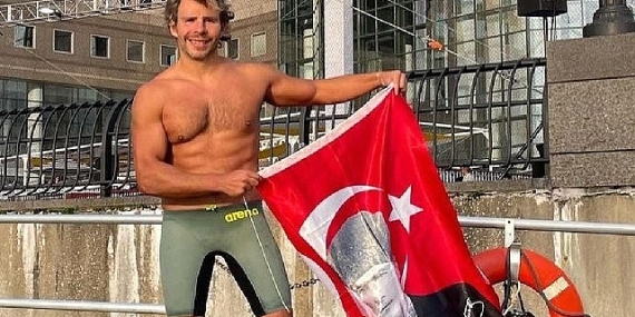 İzmirli Emre'den ABD'de zafer kulacı