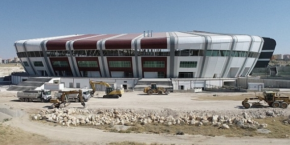 Karaman Belediyesi, yeni stadyum çevresinde peyzaj ve çevre düzenlemesi çalışmalarına başladı