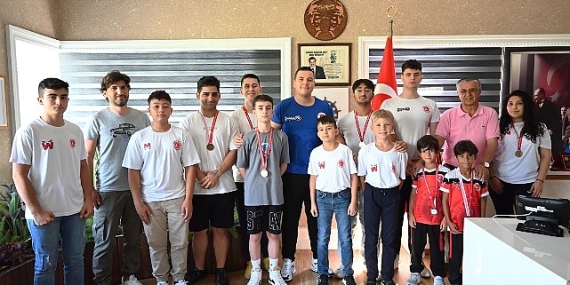 Kemer Belediyesi Kick Boks takımından Başkan Topaloğlu'na ziyaret