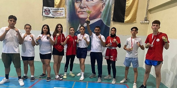 Kick Boks'ta Bayraklı farkı Bayraklılı gençler iller arası şampiyonada 7 derece kazandı