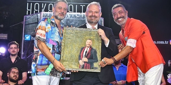 Menemen'de Hakan Altun ve Hüsnü Şenlendirici'den Zafer Konseri