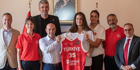 Milli takım oyuncularından Başkan Soyer'e kupa sözü