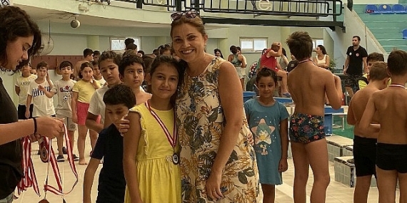 Sezon sonu yüzme müsabakasında tüm sporcular yarıştı