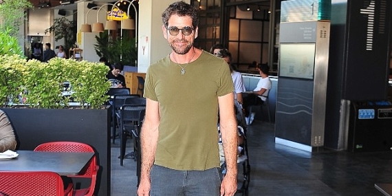 Ünlü oyuncu Cemal Hünal öğle yemeği için geldiği Kanyon'da objektiflerimize takıldı.