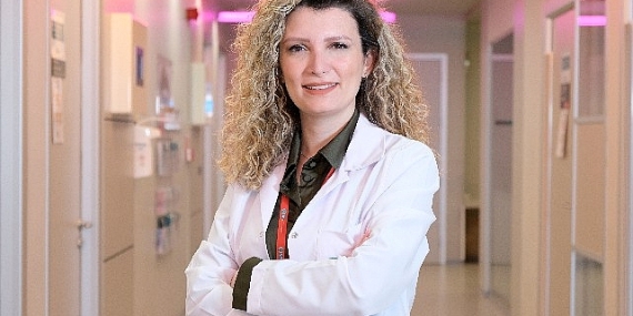 Zayıf, ince belli, uzun, renkli gözlü ve sürekli topuklu ayakkabı giyiyor. Barbie, çocuklarda fiziksel ve ruhsal sorunlara neden oluyor