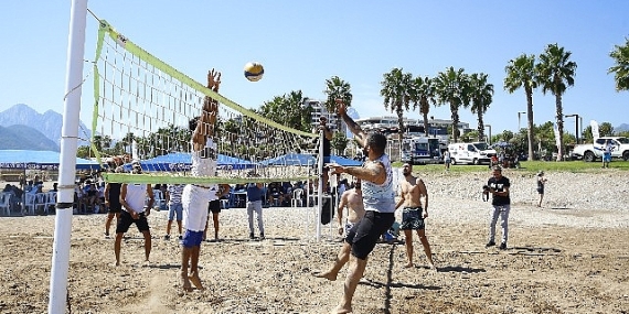 Antalya Büyükşehir'den plaj voleybolu turnuvası