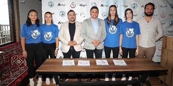Başkan Serkan Acar, Aliağa'nın Profesyonel Kadın Voleybolcularıyla Bir Araya Geldi