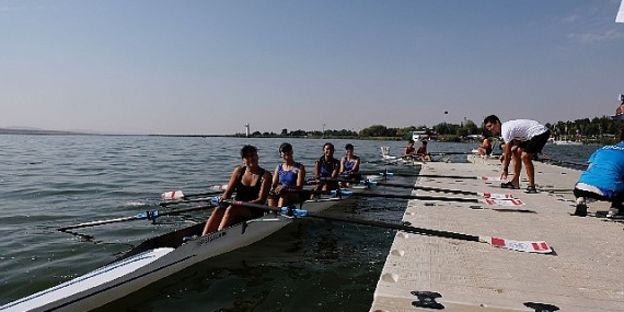 Başkent gençlerin kürek yarışlarına sahne oldu