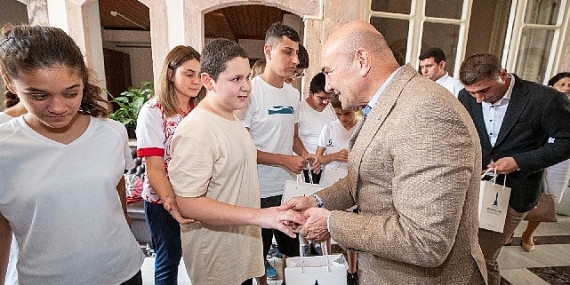 Görme engelli milli takım sporcuları Başkan Soyer'i ziyaret etti