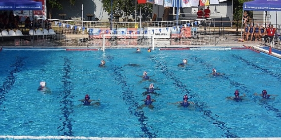 Havuzda büyük heyecan başladı