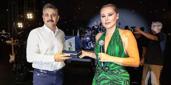 İlber Ortaylı ve Funda Arar Dikili'yi Salladı