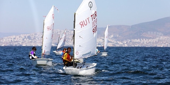 Narlıdere'den açılan yelkenler, İzmir Körfezi'nde görsel şölen yaşattı