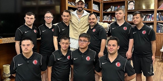 Rapçi SEFO, TFF Ödül Töreninin Ardından Genç Sporculara Moral Verdi