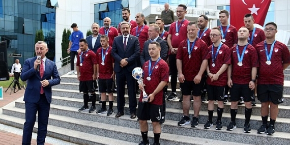 Şampiyonluk kupasını Başkan Büyükakın'a getirdiler