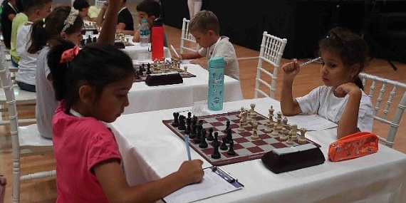 Satranç turnuvasında minikler, yeteneklerini sergiledi