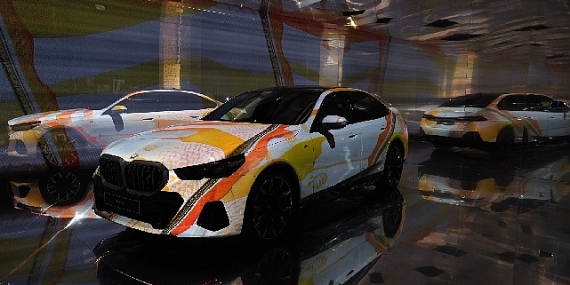 Yeni BMW i5, “The Electric AI Canvas” Enstalasyonuyla Contemporary Istanbul'da Sanatseverlerle Buluşuyor