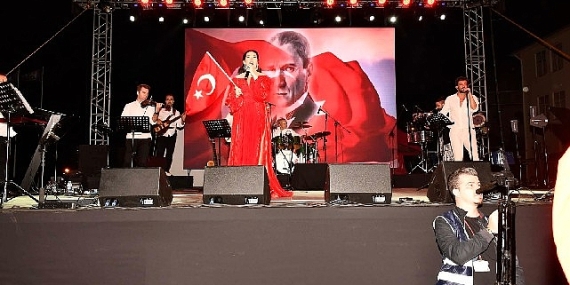 Cumhuriyet'in 100. Yılı Yonca Lodi konseri ile büyük bir coşku ile kutlandı