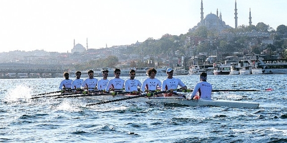 Genç sporcular Cumhuriyet'in 100. Yılında dostluk için 10. kez kürek çekti