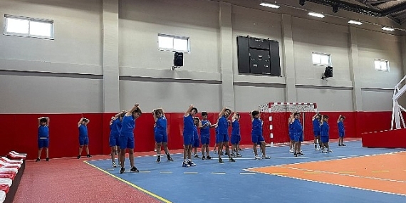 Kaş Ova Spor Salonu'nda spor kursları düzenleniyor