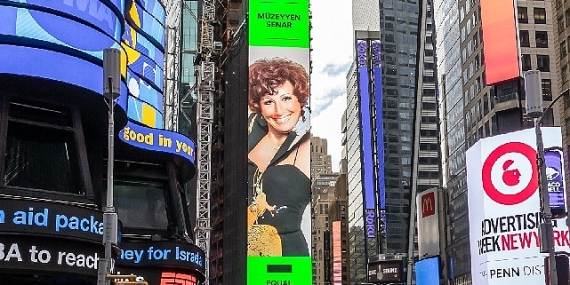 New York'ta bir 'Cumhuriyet Divası': Spotify'ın EQUAL Türkiye Ekim ayı elçisi Müzeyyen Senar New York Times Square'de
