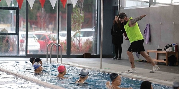 Çankaya'nın ilk kapalı yüzme havuzunda su cimlastiği ilgi görüyor