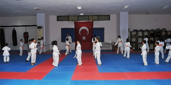 Kemer Belediyesi Karateciler kuşak atladı