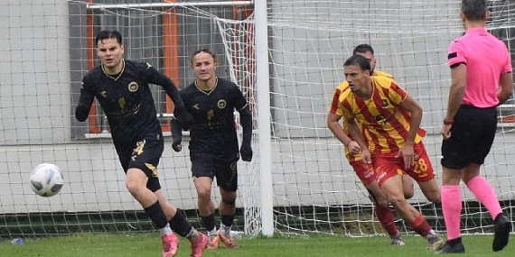 Nilüfer Belediye FSK rakibini 4 golle mağlup etti