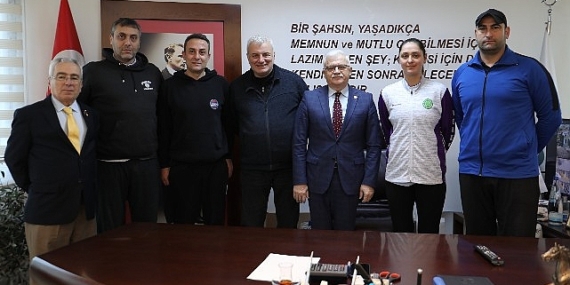 Burhaniye Belediyesi 2.Voleybol Turnuvası Katılımcılarından Başkan Deveciler'e Ziyaret