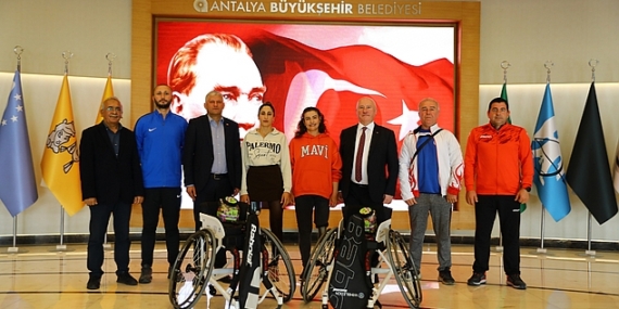 Büyükşehir Belediyesi engelli milli sporculara ekipman desteği sağladı