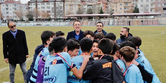 Şampiyona kupasını başkan Savran verdi 