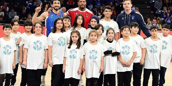 Anadolu Efes – EA7 Armani Milan Maçında One Team Programına Katılan Çocuklar Parkeye Çıktı