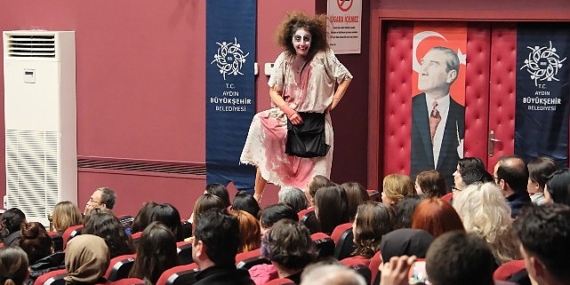 Aydın Büyükşehir Belediyesi Şehir Tiyatroları Tiyatroseverleri &apos;Şatonun Altında' Oyunuyla Buluşturdu