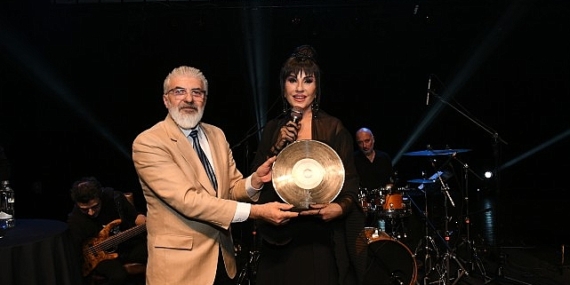 Ayşegül Aldinç Sevilen Şarkılarını Küçüçekmeceliler İçin Söyledi