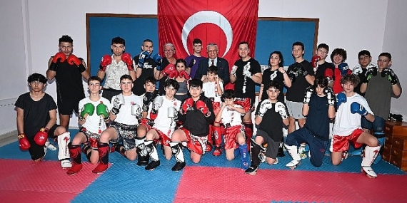 Başkan Topaloğlu'ndan kick boks sporcularına ziyaret