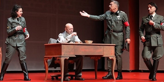 İstanbul Büyükşehir Belediyesi Şehir Tiyatroları'nın yeni oyunlarından  “Yaşamak mı, Yoksa Ölmek mi" Bahçelievler seyircisine konuk oldu