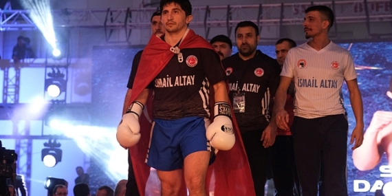 Kocaeli'de kick boks fırtınası esti;Dövüşçüler ringin tozunu attırdı