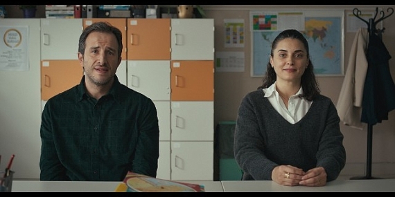 Netflix, Berkun Oya İmzalı Kuvvetli Bir Alkış'tan Özel Bir Klip Paylaştı