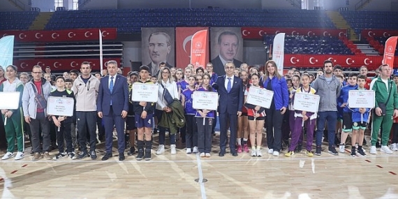 Okul Sporları Küçükler Voleybol Grup Müsabakaları İzmir'de Başladı